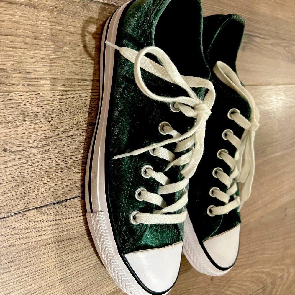 Rare, green velvet converse. Size 8 W